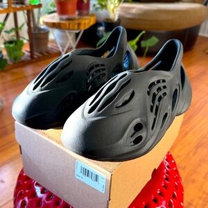 AUTHENTIC Adidas Yeezy Foam Runners Men's 9